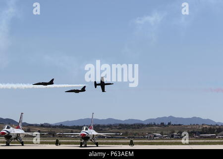 Mitglieder der Patrioten Jet Team Manöver über den Flug aus durchführen. März Air Reserve Base während der 2016 März Feld AirFest am 26.04.16., 2016. Die größte zivile Besitz Kunstflug jet Team, in Byron, Calif., hat in mehr als 1.500 Airshows durchgeführt und umfasst die ehemaligen Mitglieder der US Air Force Thunderbirds, US Navy Blue Angels und die Royal Canadian Air Force Snowbirds. (U.S. Air Force Foto/Senior Airman Russell S. McMillan) Stockfoto