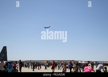 Gäste verschiedene militärische statische Flugzeuge, die auf dem Flug von März Air Reserve Base als C-17 Globemaster III Flugzeugen, die über fliegen während der 2016 März Feld AirFest am 26.04.16., 2016. März ARB ist derzeit mehr als 9.000 militärisches und ziviles Personal im Dienst der Air Force, Army, Navy, Marines und Ministerium für Heimatschutz. Personal finden, Air National Guard, Aktive Aufgabe, Nationalgarde und zivilen. Viele dieser Unternehmen sind an der AirFest für Bürger vertreten Über diese Mission setzt zu erfahren. (U.S. Air Force Foto/Senior Airman Russell S. McMillan) Stockfoto