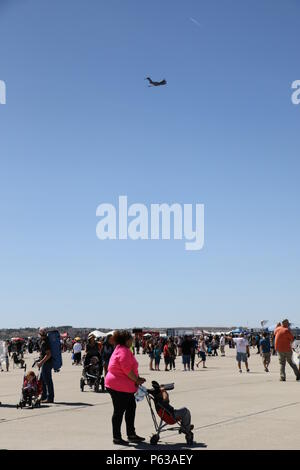 Gäste verschiedene militärische statische Flugzeuge, die auf dem Flug von März Air Reserve Base als C-17 Globemaster III Flugzeugen, die über fliegen während der 2016 März Feld AirFest am 26.04.16., 2016. März ARB ist derzeit mehr als 9.000 militärisches und ziviles Personal im Dienst der Air Force, Army, Navy, Marines und Ministerium für Heimatschutz. Personal finden, Air National Guard, Aktive Aufgabe, Nationalgarde und zivilen. Viele dieser Unternehmen sind an der AirFest für Bürger vertreten Über diese Mission setzt zu erfahren. (U.S. Air Force Foto/Senior Airman Russell S. McMillan) Stockfoto