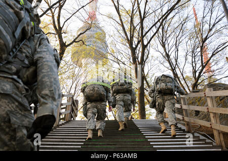 Soldaten in den USA achte Armee zugeordnet führen einen Fußmarsch am Namsan, Seoul, Südkorea April 19, 2016 Während einer mehrtägigen Veranstaltung "Commander's On-site aufgerufen." Während der Veranstaltung, Führungskräfte verschiedene Informationsveranstaltungen und Break out Sessions ihre Einheiten besser zu dienen. (U.S. Armee Foto von Master Sgt. Andrew Kosterman/Achte Armee Public Affairs Office) Stockfoto