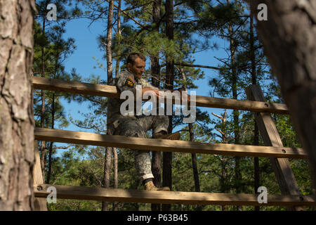 Us Army 1st Lieutenant Cody Küken, an der 82nd Airborne Division, klettert über ein Hindernis im DARBY KÖNIGIN Hindernis Kurs während der besten Ranger Wettbewerb an Ft. Benning, Ga, 17. April 2016. Die 33. jährliche David E. Grange jr. Am besten Ranger Wettbewerb 2016 ist eine dreitägige Veranstaltung, bestehend aus Herausforderungen Wettbewerber des körperlichen, geistigen und technischen Fähigkeiten. (U.S. Armee Foto von Pfc. Christopher Brecht/Freigegeben) Stockfoto