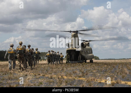 Us-Armee Fallschirmjäger Board eine CH-47 Chinook, während des Betriebs Skyfall UNS, auf Drop Zone Night Stalker, Sylvania, Ga, 11. April 2016. Betrieb Skyfall USA (OS-U) ist ein 982Nd Combat Camera Company (Airborne) Theater Sicherheit Zusammenarbeit Initiative. OS-U ein gemeinsames ist, multi-Component, multi-laterale bekämpfen Kamera Experte Exchange, die an mehreren Orten in Georgien statt. OS-U ist Teil einer Serie, die OS-Deutschland, OS-Frankreich, und OS - Kosovo. (U.S. Armee Foto von Sgt. Jesus Guerrero/Freigegeben) Stockfoto