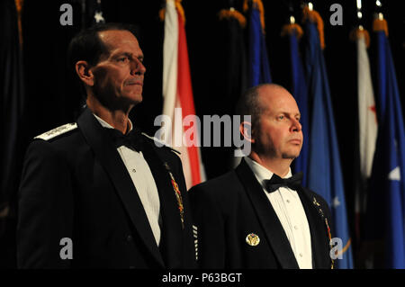 Generalleutnant Stanley E. Clarke III, Direktor der Air National Guard, und Chief Master Sgt. James W. Hotaling, den Befehl Chief Master Sergeant der Air National Guard, stehen zusammen wie die zeremoniellen Schwert ist während Clarke's Induktion, um die Reihenfolge der Schwert im Renaissance Hotel in Montgomery, Ala., 17. April 2016 vorgestellt. Clarke ist der 13. Air National Guard Offizier in der Reihenfolge der Schwert, das ist der obere Ehre die ausgehuniform Korps auf ein Offizier schenken kann eingesetzt zu werden. (U.S. Air National Guard Foto von Tech. Sgt. William Buchanan/Freigegeben) Stockfoto