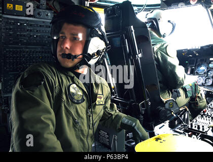 160404-N-PK 218-059 POHANG, Republik Korea (4. April 2016) Naval Aircrewman 2. Klasse Sean Sullivan, angeschlossen an Hubschrauber meine Gegenmaßnahmen Squadron 14 (HM-14), spricht durch ein integriertes Kommunikationssystem an Bord eines Sikorsky MH-53E Sea Dragon Hubschrauber in Pohang, Republik Korea. HM-14 Loslösung ZWEI ALPHA ist die Republik Korea eingesetzt. (U.S. Marine Foto von Mass Communication Specialist 1. Klasse Nick Scott/Freigegeben) Stockfoto