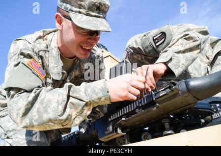 Die 88. regionalen Support Command Ausrüstung Fielding Neubau beherbergt derzeit Soldaten aus den 200. MP Befehl und 416th Ingenieur-Befehl während einer Krähen Materiel Fielding und Training trainieren Sie im Fort McCoy, Wisconsin. Die Soldaten nahmen im Brandfall Einarbeitung am 21. April.  Die Einarbeitung Feuer war Teil des Tank-automotive und Rüstung Befehl neue Ausrüstung Bedienerschulung für Soldaten auf den Betrieb von dieser Waffe Plattform, um die Einsatzbereitschaft zu verbessern.  88. RSC unterstützt dieses Training von Empfangsanlagen, erleichtern das Training mit spa Stockfoto