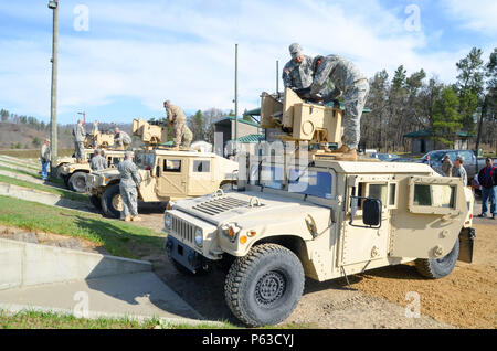 Die 88. regionalen Support Command Ausrüstung Fielding Neubau beherbergt derzeit Soldaten aus den 200. MP Befehl und 416th Ingenieur-Befehl während einer Krähen Materiel Fielding und Training trainieren Sie im Fort McCoy, Wisconsin. Die Soldaten nahmen im Brandfall Einarbeitung am 21. April.  Die Einarbeitung Feuer war Teil des Tank-automotive und Rüstung Befehl neue Ausrüstung Bedienerschulung für Soldaten auf den Betrieb von dieser Waffe Plattform, um die Einsatzbereitschaft zu verbessern.  88. RSC unterstützt dieses Training von Empfangsanlagen, erleichtern das Training mit spa Stockfoto