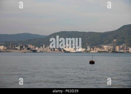 SASEBO, Japan (Apr. 18, 2016) Commander, US-Flotte Aktivitäten Sasebo ermöglicht 13 Vorwärts - eingesetzten Seestreitkräften und 26 Mieter Befehle über 11 Standorte, die Unterstützung einer Gemeinschaft von 7.000 Seeleute, Zivilisten, und Familienmitglieder. Die Basis hat Auszeichnungen für Sicherheit, Umweltschutz Zumwalt Unterbringung, Goldener Anker, Food Service, und die Region Japan 2015 Installation des Jahres erhalten. (U.S. Marine Foto von Mass Communication Specialist 1. Klasse David R. Krigbaum/Freigegeben) Stockfoto