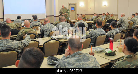 Command Sgt. Maj. Patrick McKie, command Sergeant Major der US Army Reserve Karriere Division, spricht mit den Soldaten des zweiten Bataillons, ARCD, während Master Ausfallsicherheit Klasse April 18 am Joint Base Mc Guire-Dix - Lakehurst, New Jersey. Diese Bindung und übergang Unteroffiziere und Karriere Ratgeber wertvolle Kenntnisse für den Erfolg während der jährlichen Schulung der Einheit April 16.-23. Stockfoto