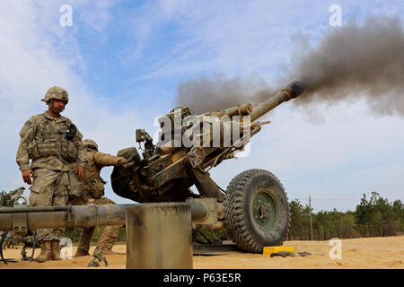 Luftlandeartillerymen des 1st Battalion, 319th Airborne Field Artillery Regiment, führten am 20. April 2016 den ersten Battalion Artillery Readiness Test in Fort Bragg, North Carolina, durch. Über fünf Tage führten Fallschirmjäger komplexe Feuermissionen durch, einschließlich Notfallfeuermissionen, 3-Kanonen-RAID und Außerirdische Operationen. Bei der Übung wurden Fähigkeiten, Koordination, Ausdauer und Einsatzbereitschaft der Artillerie mit Haubitzen M119A3 und M777A2 unter Tag- und Nachtbedingungen getestet, um die Einheiten auf den operativen Einsatz vorzubereiten. Stockfoto