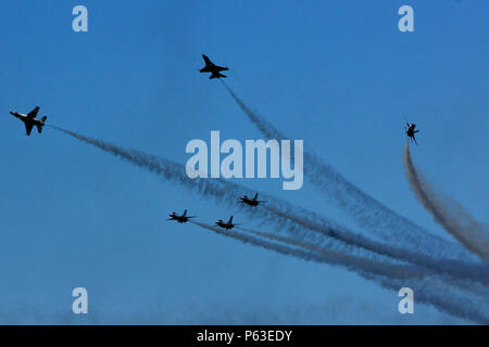 Die U.S. Air Force Thunderbirds führen am 24. April 2016 die Delta-Burst-Formation und Solo-Flugroutinen in F-16-Kampfflugzeugen auf der Luftwaffenbasis Langley Air Force in Virginia durch. Die Demonstration zeigt die Fähigkeiten der F-16 als Multifunktionskämpfer sowohl in taktischen als auch in öffentlichen Demonstrationsumgebungen. Stockfoto