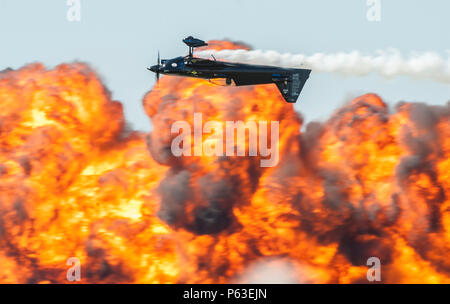 Flugzeugpilot führt am 24. April 2016 einen Umkehrflug über dem SHOCKWAVE Jet Truck auf dem Airpower Over Hampton Roads Open House auf der Langley Air Force Base in Virginia durch. Die Veranstaltung ist öffentlich zugänglich und bietet Demonstrationen von militärischen und zivilen Flugzeugen, bei denen die Flugfähigkeiten, Präzisionsmanöver und die Luftfahrttechnik hervorgehoben werden. Die Show informiert die Besucher über moderne und historische Flugzeuge und zeigt Leistungsgrenzen von Hochgeschwindigkeitsjets und Stuntflugtechniken. Stockfoto