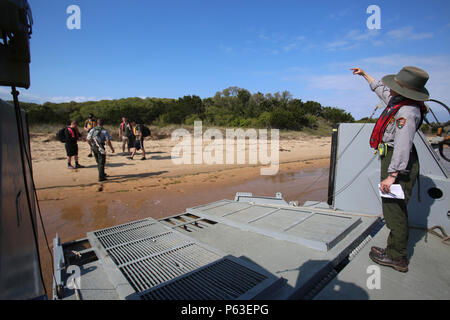 Mitglieder des National Park Service fiel weg die Marines des 2. Radio Bataillon und 2. Strafverfolgung Bataillon über Shackleford Banken Insel am 21. April 2016. Die Marines hob Müll und Schutt, die Umwelt für die wilden Pferde, die die Insel bewohnen zu helfen. (U.S. Marine Corps Foto von Lance Cpl. Miranda Faughn/Freigegeben) Stockfoto