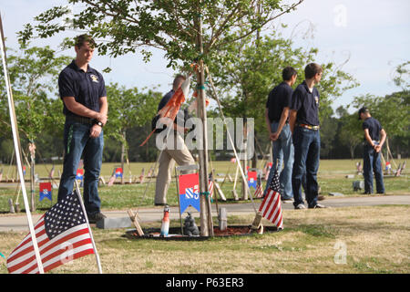 In Fort Stewart, Georgia, am 21. April 2016, erachten die JROTC-Kadetten der Southeast Bulloch High School Respekt beim Warriors Walk, einer Gedenkstätte für Soldaten der 3. Infanteriedivision und zugehörigen Einheiten, die bei den Operationen Iraqi Freedom und Enduring Freedom getötet wurden. Kadetten erhalten während des Besuchs einen lehrreichen Einblick in Militärdienst, Opfer und Geschichte. Stockfoto