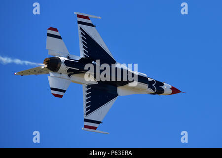 Ein Pilot von Thunderbird führt den Knife Edge Pass in einem F-16 Fighting Falcon während der Air Power Over Hampton Roads Air Show auf der Joint Base Langley-Eustis, Virginia, durch. Die Demonstration zeigt Hochgeschwindigkeitsmanöver, Präzisionsfliegen und Kunstflugfähigkeiten des Thunderbirds-Demonstrationsteams der U.S. Air Force. Die F-16 ist ein einmotoriger Überschalljäger, der von einem Pratt & Whitney F100-PW-229 Turbofan-Motor angetrieben wird, der Luft-Luft- und Luft-Boden-Missionen ermöglicht. Stockfoto