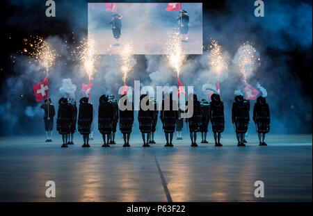 Top Secret Drum Corps, Basel, Schweiz, führt auf dem 20. jährlichen Virginia International Tattoo (VIT), Norfolk, Virginia, 20. April 2016. Einmal im Jahr die VIT verbindet Bands und Interpreten aus der ganzen Welt für eine Show mit Musik, marschieren und Tanzen. Mit über 1.400 Teilnehmern aus acht Ländern, Verbündeten militärischen und zivilen Organisationen durchführen zusammen als eine Anzeige der internationalen Kultur und der Einheit. (U.S. Marine Corps Foto von Cpl. Timothy Turner/Freigegeben) Stockfoto