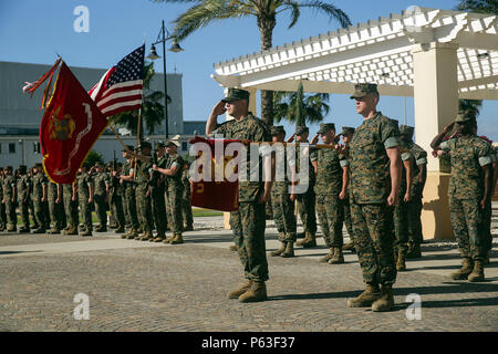 Marines mit Combat Logistik Bataillon 2, und zur Bekämpfung der Logistik Bataillon 6 render begrüßt für Farben, bevor eine Übertragung der Autorität an der Naval Air Station Sigonella, Italien am 25. April 2016. Oberstleutnant Matthew Hakola, dem kommandierenden Offizier für CLB-6, transfers Behörde von Special Purpose Marine Air-Ground Task Force zur Bekämpfung der Krise Response-Africa Logistik Element Oberstleutnant Randall Jones, der kommandierende Offizier der CLB-2. (U.S. Marine Corps Foto von Cpl. Alexander Mitchell/freigegeben) Stockfoto