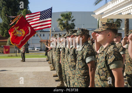 Marines mit Combat Logistik Bataillon 2, und zur Bekämpfung der Logistik Bataillon 6 render begrüßt für Farben, bevor eine Übertragung der Autorität an der Naval Air Station Sigonella, Italien am 25. April 2016. Oberstleutnant Matthew Hakola, dem kommandierenden Offizier für CLB-6, transfers Behörde von Special Purpose Marine Air-Ground Task Force zur Bekämpfung der Krise Response-Africa Logistik Element Oberstleutnant Randall Jones, der kommandierende Offizier der CLB-2. (U.S. Marine Corps Foto von Cpl. Alexander Mitchell/freigegeben) Stockfoto