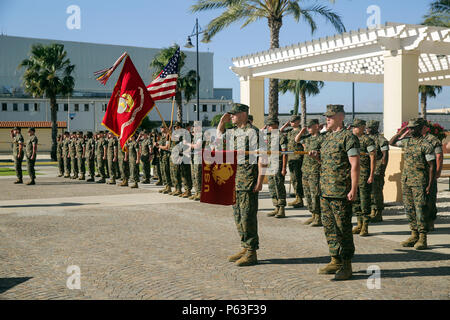 Marines mit Combat Logistik Bataillon 2, und zur Bekämpfung der Logistik Bataillon 6 render begrüßt für Farben, bevor eine Übertragung der Autorität an der Naval Air Station Sigonella, Italien am 25. April 2016. Oberstleutnant Matthew Hakola, dem kommandierenden Offizier für CLB-6, transfers Behörde von Special Purpose Marine Air-Ground Task Force zur Bekämpfung der Krise Response-Africa Logistik Element Oberstleutnant Randall Jones, der kommandierende Offizier der CLB-2. (U.S. Marine Corps Foto von Cpl. Alexander Mitchell/freigegeben) Stockfoto