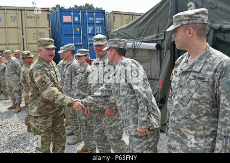 COATEPEQUE, Guatemala - Tennessee National Guard Generalmajor Terry Haston, Tennessee Adjutant General, erfüllt mit Tennessee National Guard Soldaten bei einem Besuch 20. April 2016 über den Horizont hinaus Task Force rote Wolf Forward Operating Base Bravo, Guatemala. Haston met mit Soldaten aus Tennessee National Guard Einheiten, die den Bau von drei neuen medizinischen Kliniken und zwei neue Schulen für die Bewohner von Guatemala. (U.S. Air Force Foto von älteren Flieger Dillon Davis/Freigegeben) Stockfoto