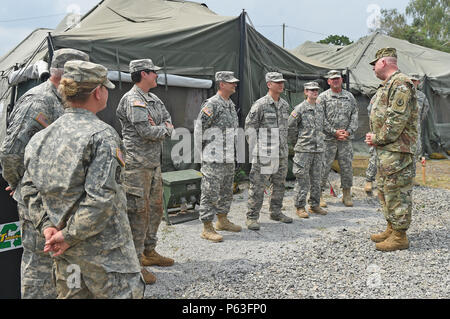 COATEPEQUE, Guatemala - Tennessee National Guard Generalmajor Terry Haston, Tennessee Adjutant General, erfüllt mit Tennessee National Guard Soldaten bei einem Besuch 20. April 2016 über den Horizont hinaus Task Force rote Wolf Forward Operating Base Bravo, Guatemala. Haston met mit Soldaten aus Tennessee National Guard Einheiten, die den Bau von drei neuen medizinischen Kliniken und zwei neue Schulen für die Bewohner von Guatemala. (U.S. Air Force Foto von älteren Flieger Dillon Davis/Freigegeben) Stockfoto