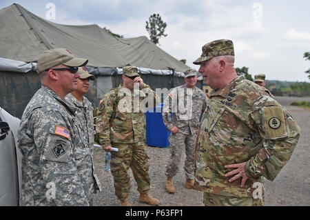 COATEPEQUE, Guatemala - Tennessee National Guard Generalmajor Terry Haston, Tennessee Adjutant General, spricht mit Arkansas National Guard Kapitän George Collins, Weiterleiten Support Commander, 20. April 2016 über den Horizont hinaus Task Force rote Wolf Forward Operating Base Bravo, Guatemala. Haston met mit Soldaten aus Tennessee National Guard Einheiten, die den Bau von drei neuen medizinischen Kliniken und zwei neue Schulen für die Bewohner von Guatemala. (U.S. Air Force Foto von älteren Flieger Dillon Davis/Freigegeben) Stockfoto