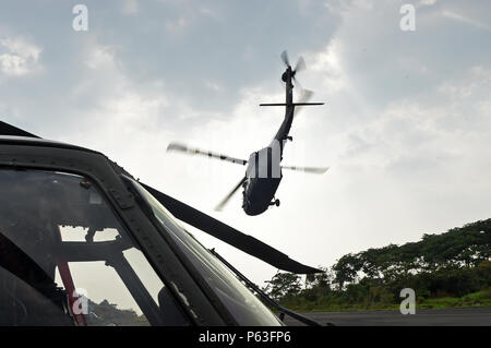 COATEPEQUE, Guatemala - Tennessee National Guard Generalmajor Terry Haston, Tennessee Adjutant General, nimmt an Bord eines neuen Hampshire National Guard UH-60 Black Hawk nach dem Besuch mit Tennessee National Guard Soldaten, 20. April 2016 über den Horizont hinaus Task Force rote Wolf Forward Operating Base Bravo, Guatemala. Haston met mit Soldaten aus Tennessee National Guard Einheiten, die den Bau von drei neuen medizinischen Kliniken und zwei neue Schulen für die Bewohner von Guatemala. (U.S. Air Force Foto von älteren Flieger Dillon Davis/Freigegeben) Stockfoto