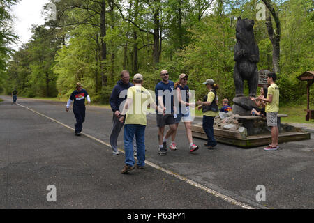 160423-N-HP 188-069 Chesapeake, Virginia (Apr. 23, 2016) Command Master Chief Scott Harville, die derzeit mit dem Amphibisches Schiff USS Bataan (LL 5) zugeordnet, Spaziergänge über die Ziellinie des 5. jährlichen Bataan Death March Memorial entfernt. Der Zweck dieser jährlichen Veranstaltung ist für diejenigen, die während der 65-Meilen-Marsch der Überlassung von amerikanischen und philippinischen Soldaten in Gefangenenlagern, die auf der Halbinsel Bataan auf der philippinischen Insel Luzon nahm im zweiten Weltkrieg im April 1942 überlebt und starb gedenken. Stockfoto