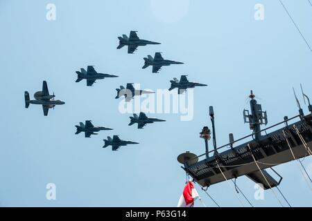 160425-N-DA 737-113 SOUTH CHINA SEA (25. April 2016) - Flugzeuge zugeordnet Carrier Air Wing (Cvw) 9 fliegen in Formation während einer Air Power Demonstration über USS John C Stennis (CVN 74). Die Demonstration zeigte Möglichkeiten John C Stennis der Streik Gruppe zu Besuch Würdenträger aus Australien, Neuseeland und der Republik Singapur. Die Bereitstellung einer bereit, Kraft für die Sicherheit und Stabilität in der Indo-Asia - Pazifik, John C Stennis in Betrieb ist als Teil der Große grüne Flotte in regelmäßigen 7 Flotte Bereitstellung. (U.S. Marine Foto von Mass Communication Specialist 2. Klasse Jonathan Jian Stockfoto