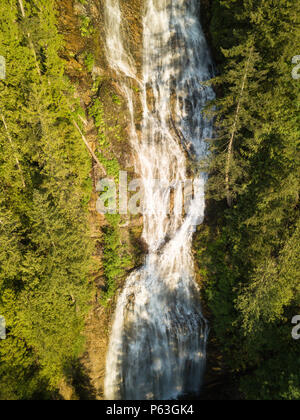 Luftaufnahme von Bridal Veil Falls während eines belebten sonnigen Sonnenuntergang. In der Nähe von Chilliwack, östlich von Vancouver, BC, Kanada. Stockfoto