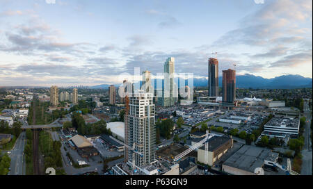 Antenne Panoramablick von Wohngebäuden und Baustellen um Brentwood Mall. In Burnaby, Greater Vancouver, BC, Kanada. Stockfoto