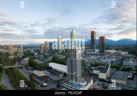 Antenne Panoramablick von Wohngebäuden und Baustellen um Brentwood Mall. In Burnaby, Greater Vancouver, BC, Kanada. Stockfoto