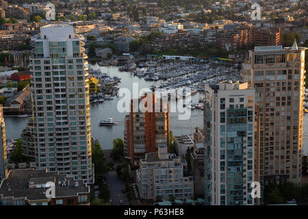 Antenne Panoramablick auf Wohnhäusern und Gebäuden rund um False Creek während einer lebhaften Sonnenuntergang. In der Innenstadt von Vancouver, British Columbia, genommen, Ca Stockfoto