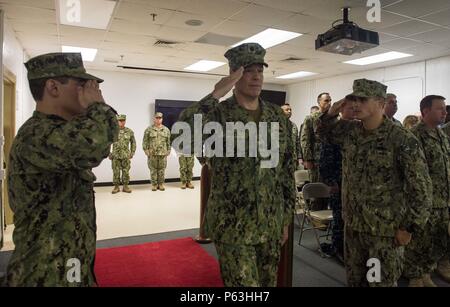 160429-N-DN 943-011 Norfolk, Virginia (Apr. 29, 2016) - Cmdr. Doug Gabos, Einsatzleiter (OIC), Expeditionary bekämpfen Kamera (EXPCOMBATCAM), fließt durch die Seite Jungen während einer EXPCOMBATCAM ändern kostenlos Zeremonie. EXPCOMBATCAM Kräfte führen Sie einzigartige und hoch spezialisierte Missionen mit visuellen Informationen Dokumentation Unterstützung für alle Phasen einer Maßnahme oder einer Kampagne. (U.S. Marine bekämpfen Kamera Foto von Mass Communication Specialist 2. Klasse Gabriel Bevan/Freigegeben) Stockfoto