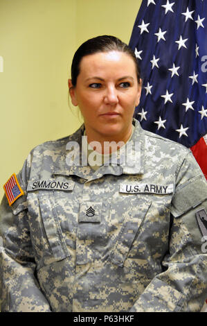 Staff Sgt. Heather Simmons, ein Eingeborener von Jacksonville, Florida zu der US-Armee finden 99. Regionale Unterstützung Befehl an Joint Base Mc Guire-Dix - Lakehurst, New Jersey zugeordnet, wartet ihre Ernennung als Warrant Officer Candidate April 29 zu erhalten. Stockfoto