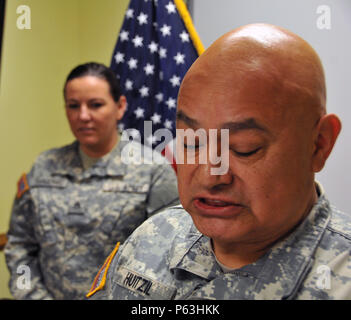 Chief Warrant Officer 3 Jorge Huitzil, zu der US-Armee finden 99. Regionale Unterstützung Befehl an Joint Base Mc Guire-Dix - Lakehurst, New Jersey zugeordnet, liest ein Zitat zum Staff Sgt. Heather Simmons. Simmons empfing ihre Ernennung als Warrant Officer Candidate April 29. Stockfoto