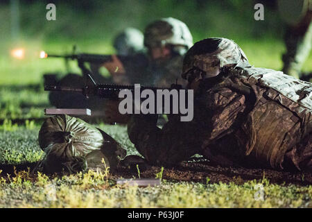 Us-Armee SPC. Rockford Vickey, der 641St Ordnance Company (EOD), 441St Ordnance Battalion (EOD), Alabama National Guard zugeordnet, Brände während der RIFLE marksmanship Ereignis der 52. und 111. Ordnance Gruppe (EOD) Gemeinsame Mannschaft des Jahres 2016 Wendell H. Ford Regional Training Centre, Greenville, Ky., 28. April 2016. Die weeklong Wettbewerb tests Teams aus der ganzen Welt, die physisch, geistig, taktisch und technisch fit Team ihr Befehl bei zukünftigen Auswahlverfahren zu repräsentieren zu ermitteln. (U.S. Armee Foto: Staff Sgt. Brian Kohl) Stockfoto