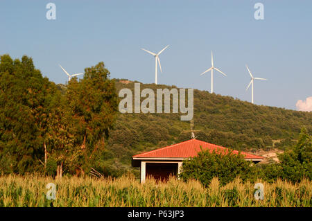 Es gibt eine ziemlich große Anzahl von Windenergieanlagen in den landwirtschaftlichen Gebieten im Süden Italiens im Rahmen der Entwicklung von alternativen Energiequellen. Stockfoto