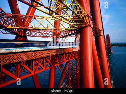 Forth Rail Bridge. Von Sir John Fowler und Benjamin Baker entworfen und von William Arrol, 1890 fertig gebaut. Die hauptlinie Osten coas Stockfoto