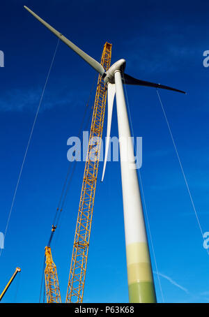 Ein riesiger enercon Windenergieanlage nähert sich der Fertigstellung während der Installation. Worksop Großbritannien. Dezember 2008. Stockfoto