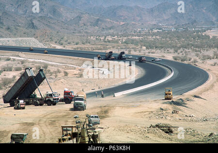 Rollen der Asphalt für einen Abschnitt der Autobahn Medina-Jedda in den Bergen in der Nähe von Medina in Saudi-Arabien Stockfoto