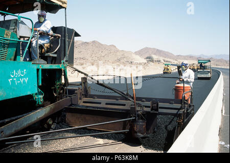 Die asphaltierung weiterhin mit Gummibereifung Rollen hinter die Oberfläche auf Der Medina-Jeddah Autobahnprojekt in Saudi-Arabien zu beenden Stockfoto