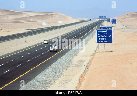 Auf lange Sicht- Straße in der Medina Abschnitt mit Straßenschildern, Saudi-Arabien Stockfoto