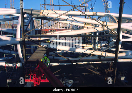 Wembley Stadium arch unter Montage auf die Tonhöhe durch Cleveland Brücke, die die Stücke gefertigt Stockfoto