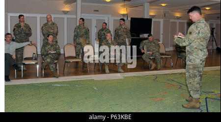 BAUMHOLDER, Deutschland - Oberstleutnant Bryan Liebe, stateside G 2, 4 Infanterie Division, macht sich Notizen während einer Überprüfung der Maßnahmen einer europäischen Roc Bohrer, an der Rheinländer Convention Center, 20. April 2015. Liebe und viele andere militärische Intelligenz Praktiker gesammelt der vorgeschlagene Plan Intelligenz Sammlung während der Übung Sabre Streik, Anakonda 2016 Unterstützung zu besprechen, Dragoner reiten II. (U.S. Army Staff Sgt. Diandra J. Harrell/4. Inf. Div. MCE) Stockfoto