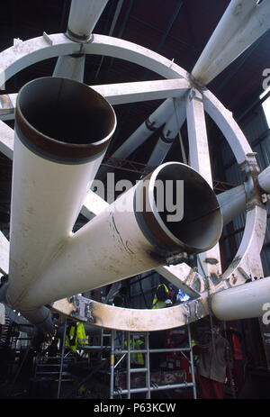 Wembley Stadium arch unter Montage auf die Tonhöhe durch Cleveland Brücke, die die Stücke im Norden hergestellt. Stockfoto