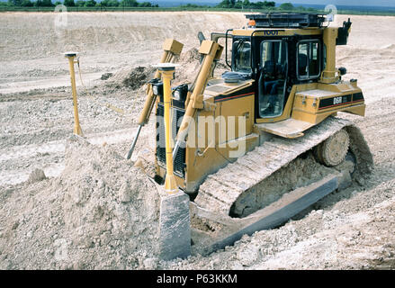 Bulldozer mit Trimble GPS-Steuerung, die Böschung. Baldock umgehen, auf der A505, Hertfordshire, England. Die neue Umgehung beteiligten von über 1 Millio Stockfoto