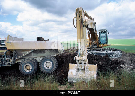 Bagger arbeiten an Mutterboden neben der Straße. Baldock umgehen, auf der A505, Hertfordshire, England. Die neue Umgehung beteiligten von über einer Million Kubikmeter mich Stockfoto