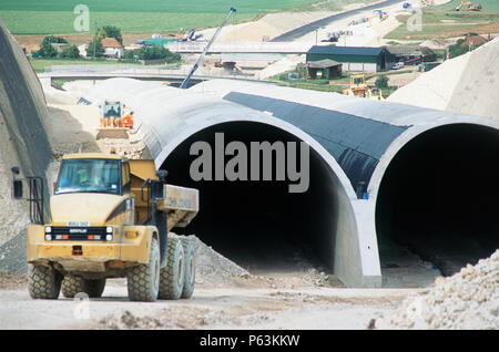 Lange Schuß und Abdeckung auf der Suche nach Osten an der Böschung. Baldock umgehen, auf der A505, Hertfordshire, England. Die neue Umgehung beteiligten von über einer Mühle Stockfoto