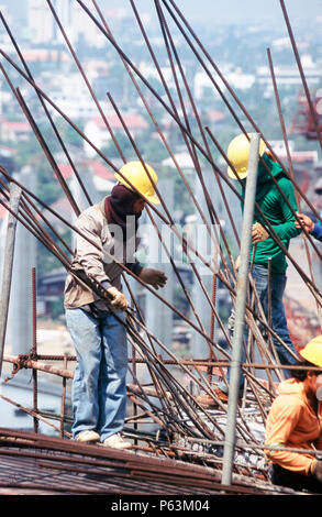 Zur Festsetzung der Verstärkung für das Deck Betonieren auf die beiden Kabel bleiben Brücken, Mega Brücke, Bangkok, Thailand Stockfoto