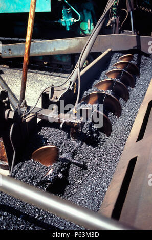 Stellschraube im Asphalt hopper auf einer Straße pflastern Maschine in der Nähe von Medina in Saudi-Arabien Stockfoto